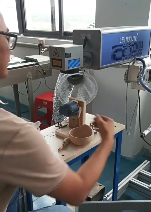 ¿Cómo grabar con láser vasos de silicona personalizados?