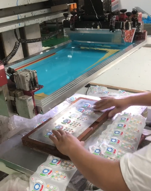 ¿Cuáles son los pasos del teclado de silicona del proceso de serigrafía?